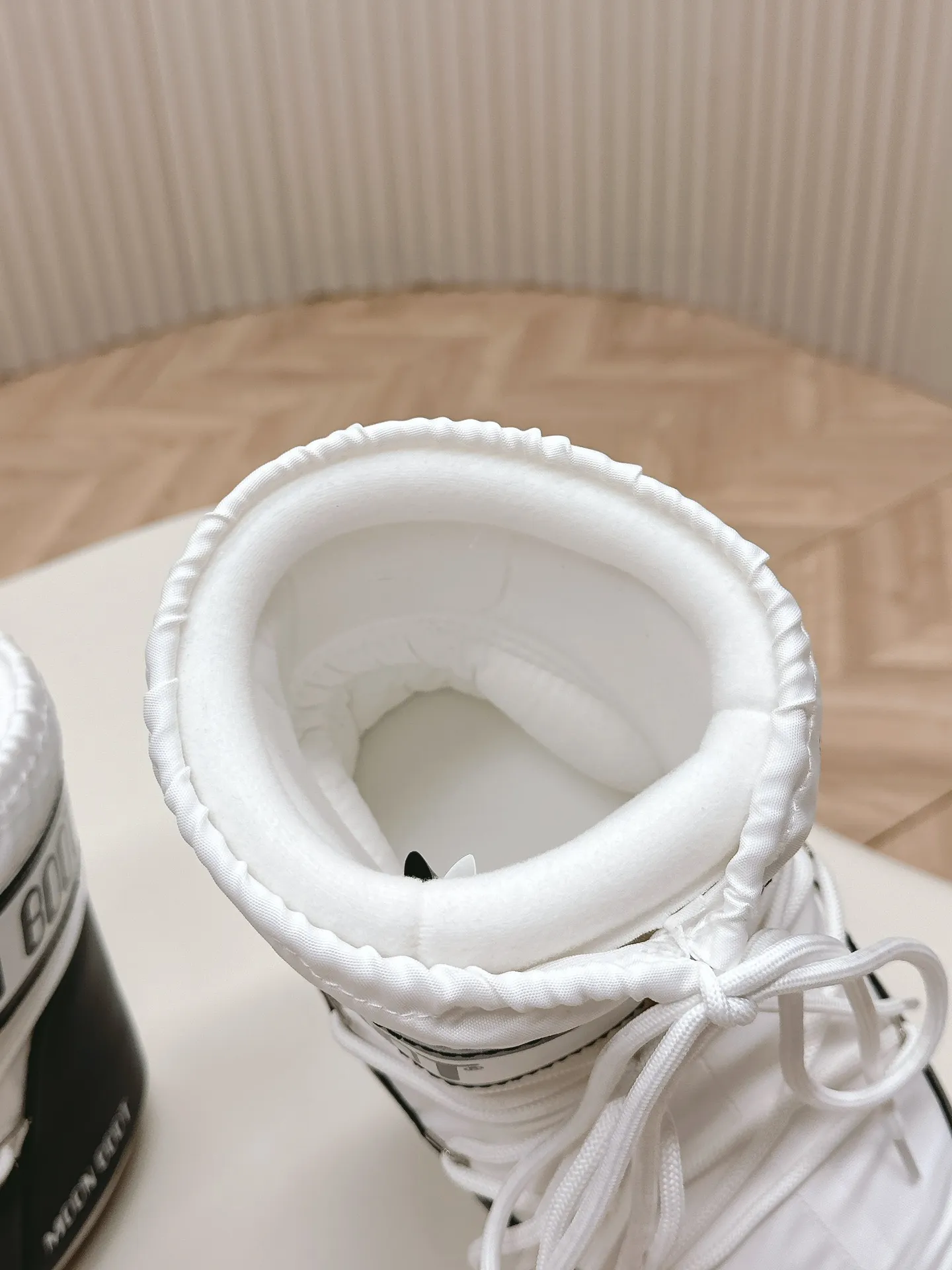 Men's shoes pP600! Fabric short boots Moon Boot 24ss The latest snow boots series for autumn and winter... Ugly snow short boots Forget UGG, fashionable people are wearing Moon Boot snow boots. If you find it difficult to accept the revival of UGG, now there is a more alternative snow boot that is back. It is 4 cm taller. That is the Moon Boot. It was already very popular in the millennium. Paris Hilton, Victoria Beckham and other celebrities often wore it, and now the Y2K trend is popular again. The same QQ show outfit worn by young children. The ugly snow boots that have been shown by thousands of people have become popular again. They are not distinguished between men and women. They look slim and warm and easy to wear. Fabric: 70% cotton and 30% plastic. Lining: 100% silk cotton liner. Feet: 100% silk cotton liner. Outsole: thermoplastic rubber. Bottom thickness: 4cm. Size: #35-41 (41 customization is not returnable).